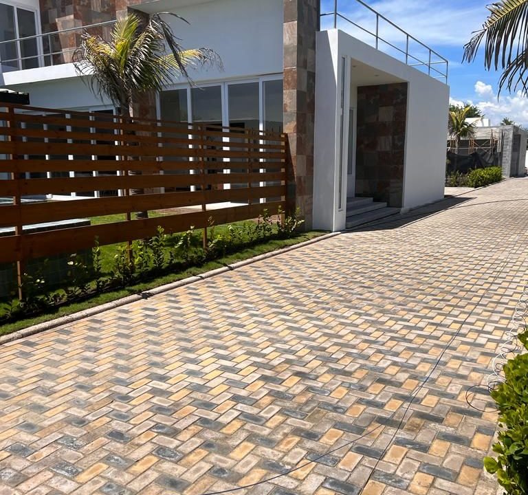 Propiedad-en-Monterrico-5-Habitaciones-Frente-al-Mar-Nueva-con-Diseno-Moderno-1