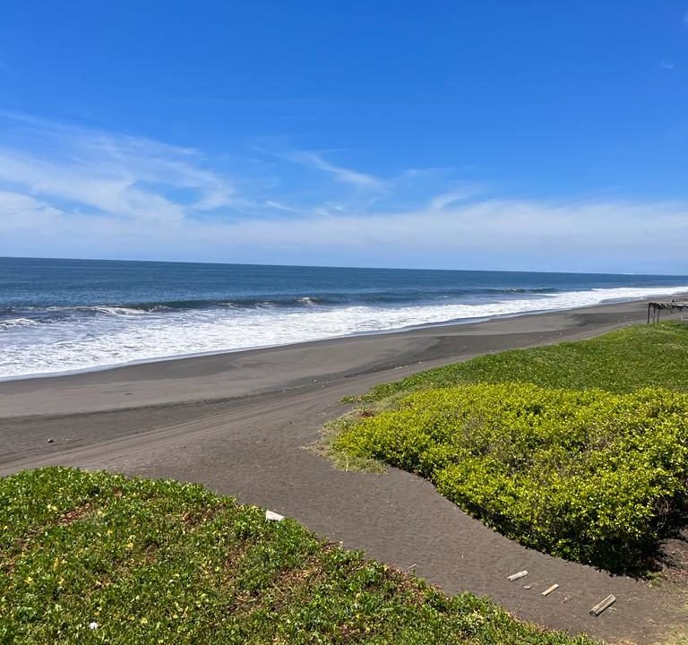 Propiedad-en-Monterrico-5-Habitaciones-Frente-al-Mar-Nueva-con-Diseno-Moderno-3