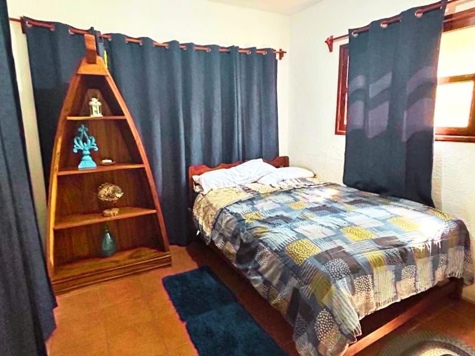 Linda casa en Monterico km 20 , a 50 mts del mar , vecino a Tortugario El Banco. Terreno de 40 por 40 metros, 4 habitaciones2