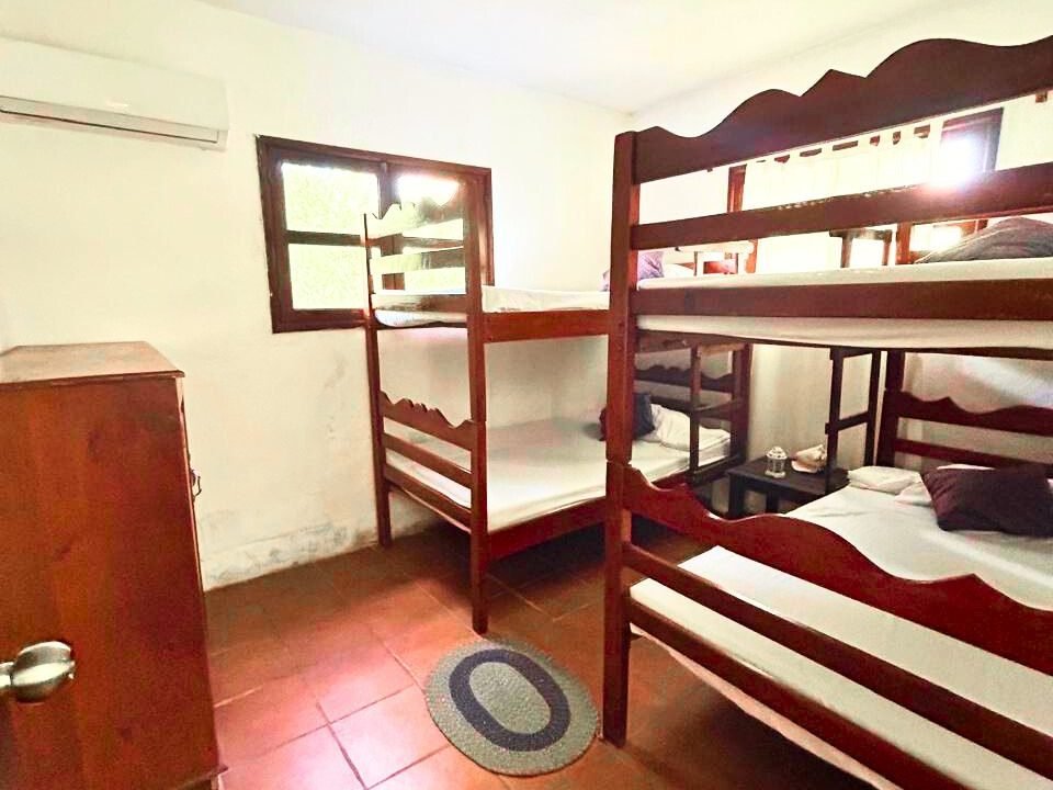 Linda casa en Monterico km 20 , a 50 mts del mar , vecino a Tortugario El Banco. Terreno de 40 por 40 metros, 4 habitaciones 3(3)