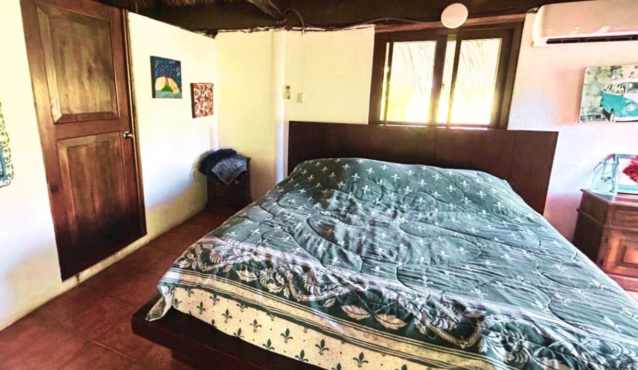 Linda casa en Monterico km 20 , a 50 mts del mar , vecino a Tortugario El Banco. Terreno de 40 por 40 metros, 4 habitaciones 4(1)