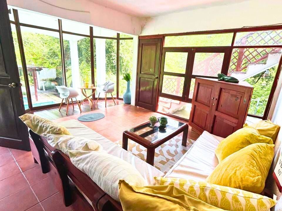 Linda casa en Monterico km 20 , a 50 mts del mar , vecino a Tortugario El Banco. Terreno de 40 por 40 metros, 4 habitaciones 4(2)