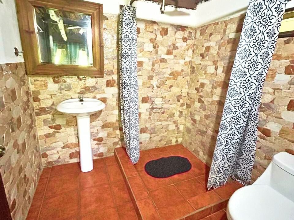 Linda casa en Monterico km 20 , a 50 mts del mar , vecino a Tortugario El Banco. Terreno de 40 por 40 metros, 4 habitaciones 6