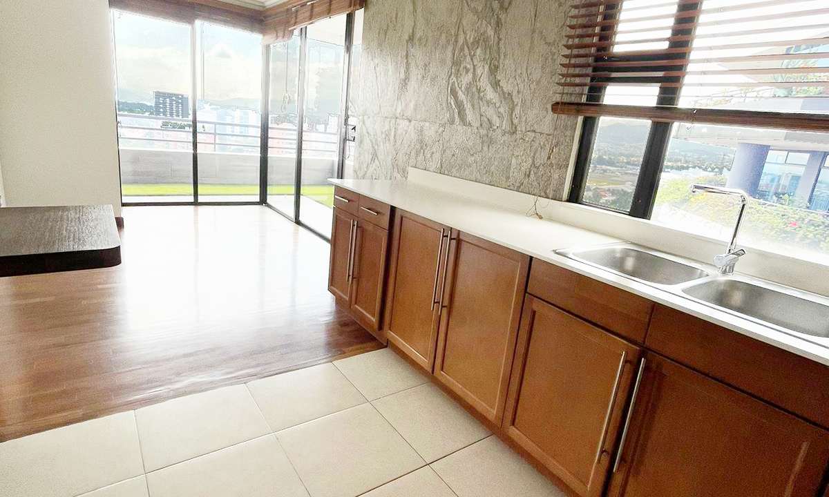 Apartamento Amplio En Almeira Zona 14 0018