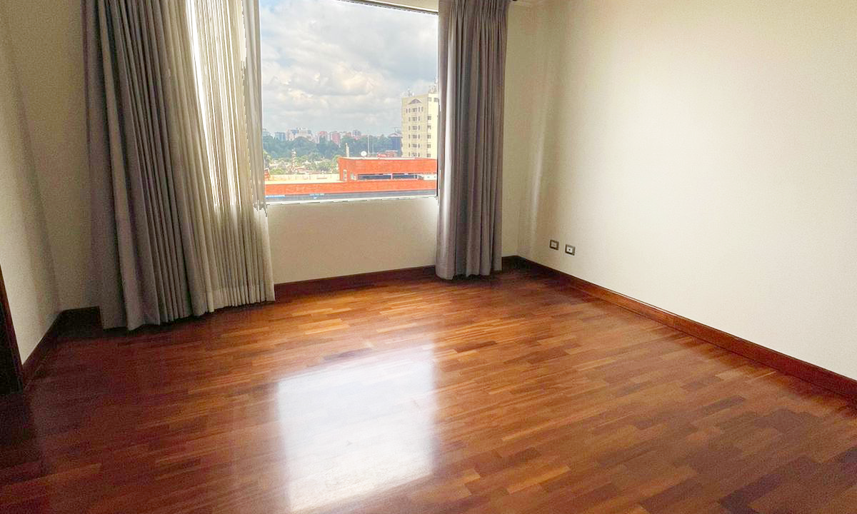 Apartamento Amplio En Almeira Zona 14  023