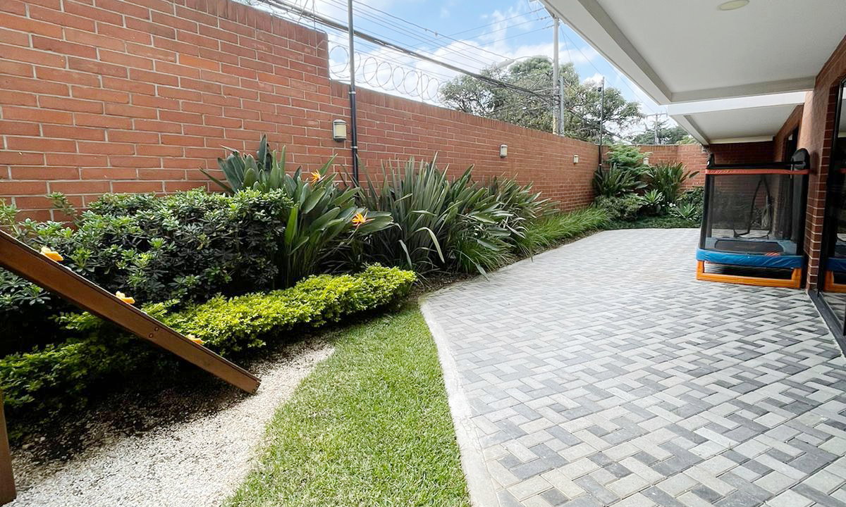 Apartamento Amplio En Almeira Zona 14  028