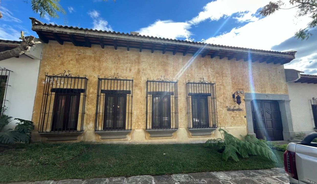 Casa En Condominio Jacarandas, Antigua Guatemala (1)