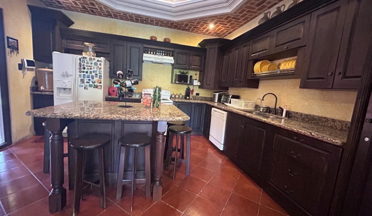 Casa En Condominio Jacarandas, Antigua Guatemala (2)