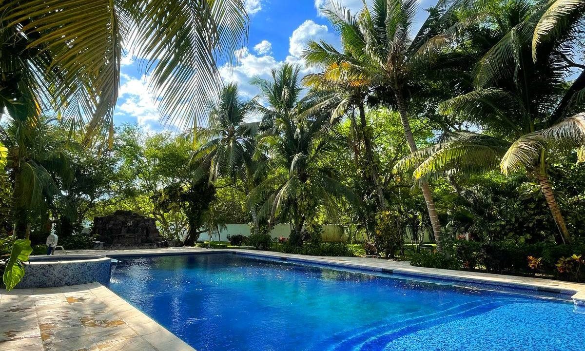Oportunidad de Inversión: Propiedad Frente l Mar en Monterrico, Ideal para Hotel (1)