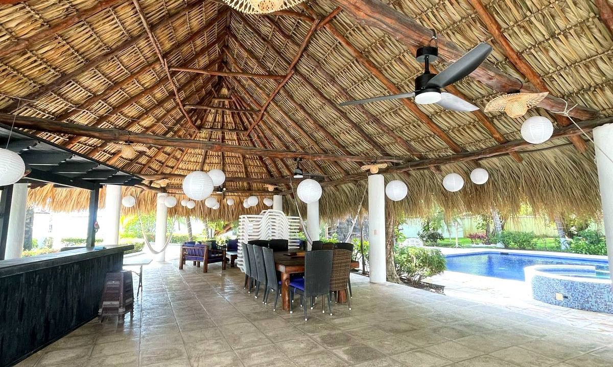 Oportunidad de Inversión: Propiedad Frente l Mar en Monterrico, Ideal para Hotel (1)