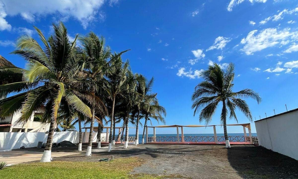 Oportunidad de Inversión: Propiedad Frente l Mar en Monterrico, Ideal para HotelA0015 (1)