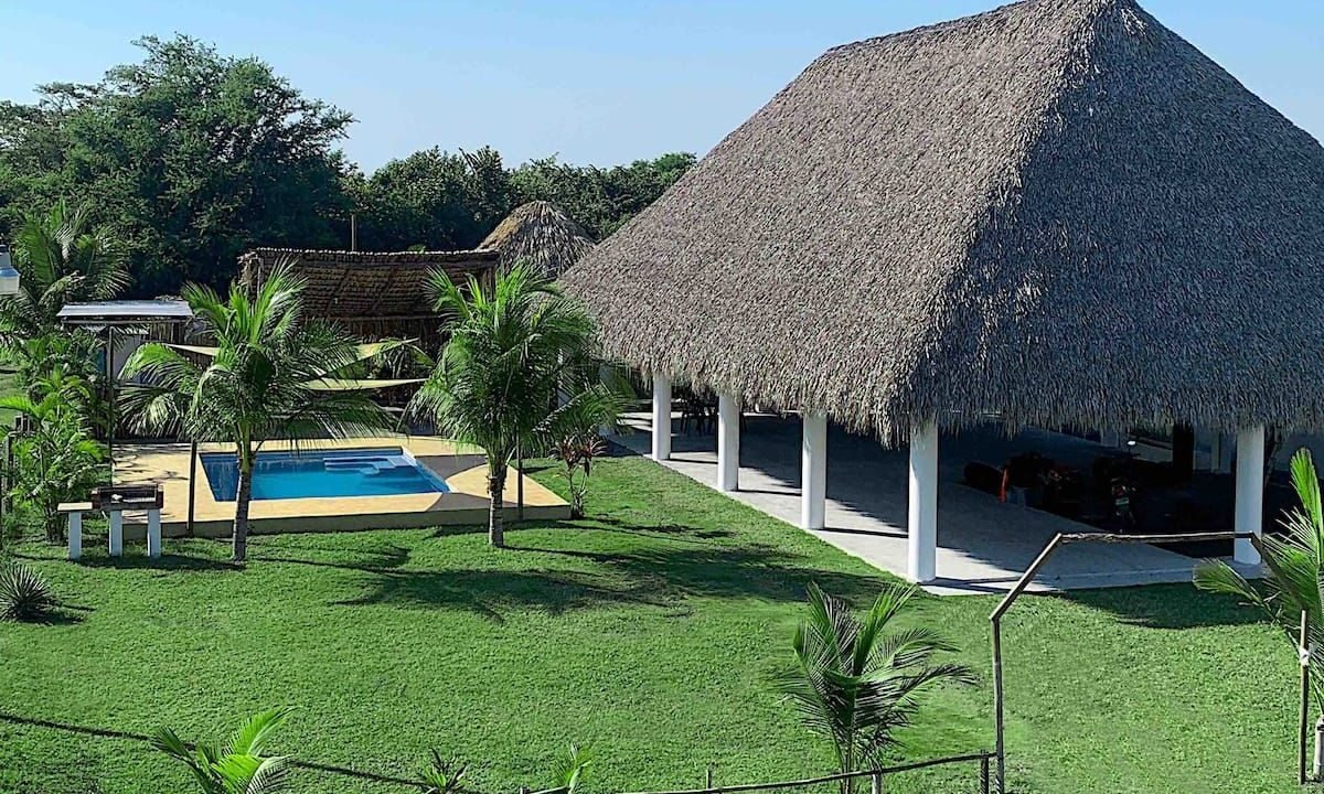 Terreno Con Rancho Y Piscina A 300 Metros De La Playa (2)