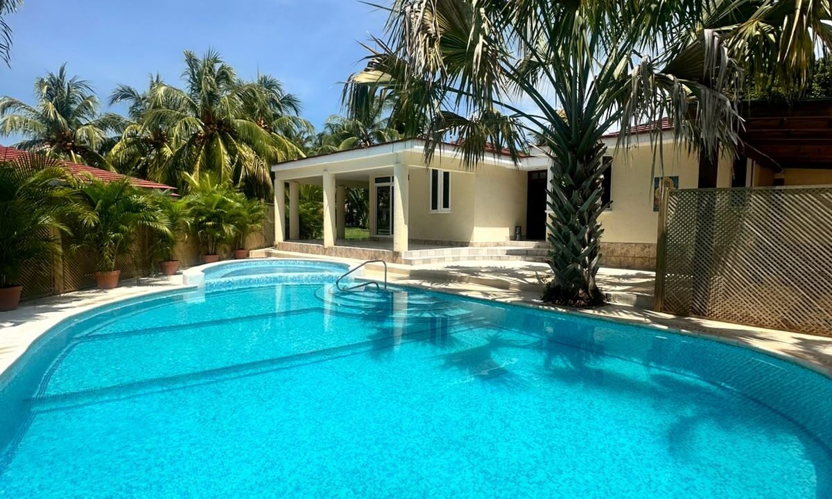 Casa en All Seasons Amplia Piscina con Jacuzzi Chulamar (1)