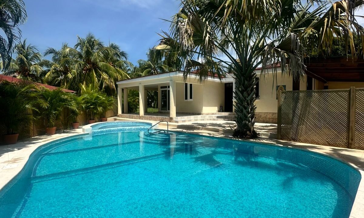 Casa en All Seasons Amplia Piscina con Jacuzzi Chulamar (8)