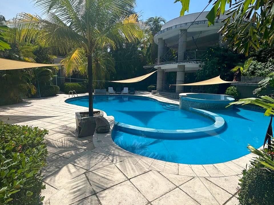 Casa en Puerta del Mar Amplia Piscina, Jacuzzis y Rancho de 3 Niveles Chulamar (8)