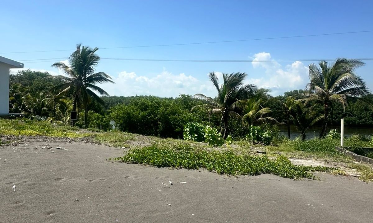 Terreno en El Paredón Frente al Mar! (2)