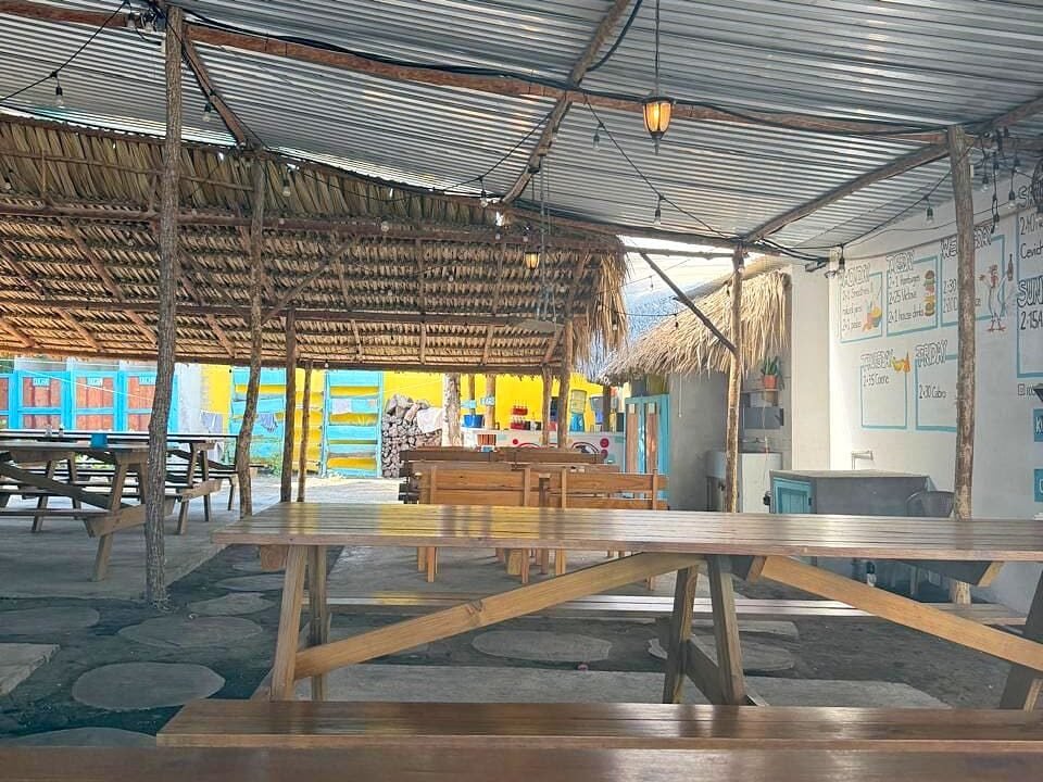 Hostal y Locales Comerciales En Zona Hotelera Propiedad Comercial en El Paredón (1)