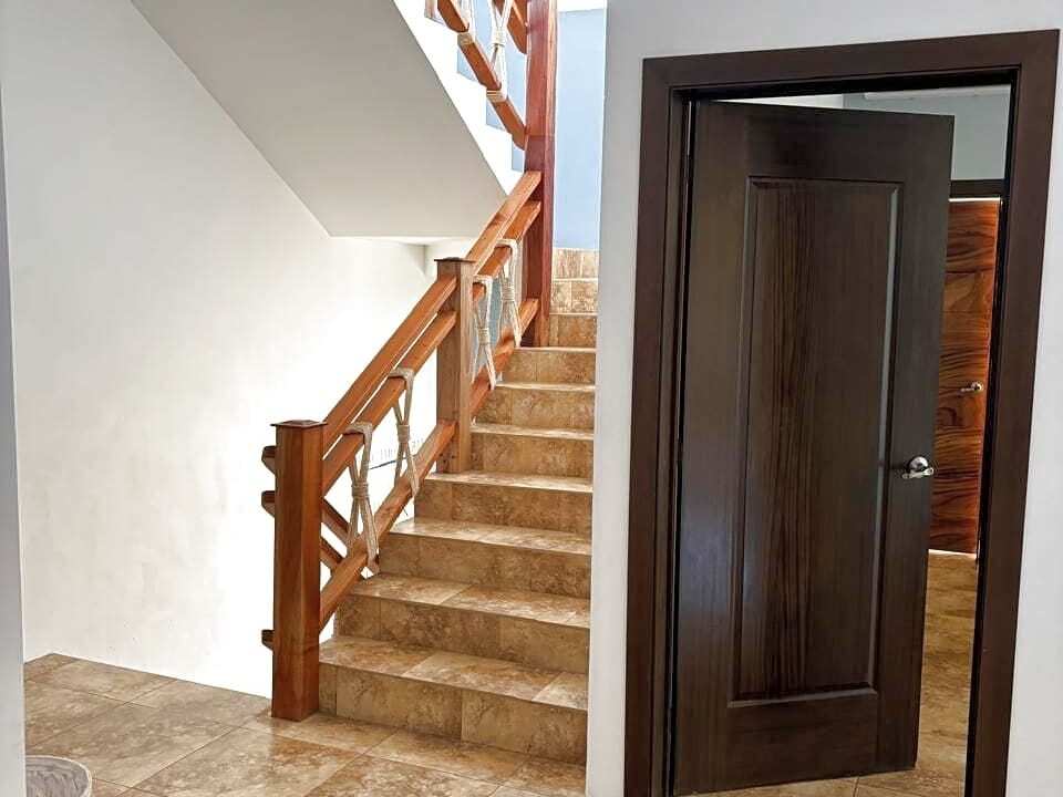 Casa En Sea Side Amplia Área Social con Jacuzzi y Preciosa Piscina Chulamar (13)