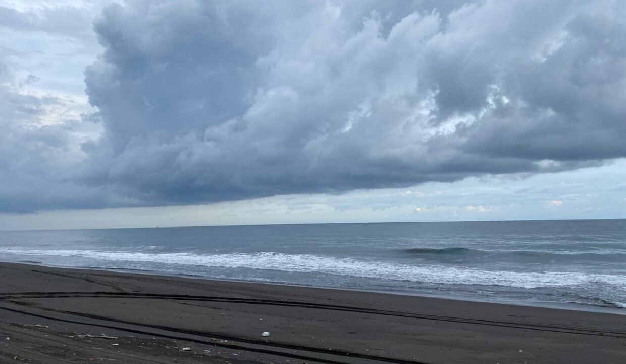 Terreno en Monterrico Km 143 Aldea el Banco (1)