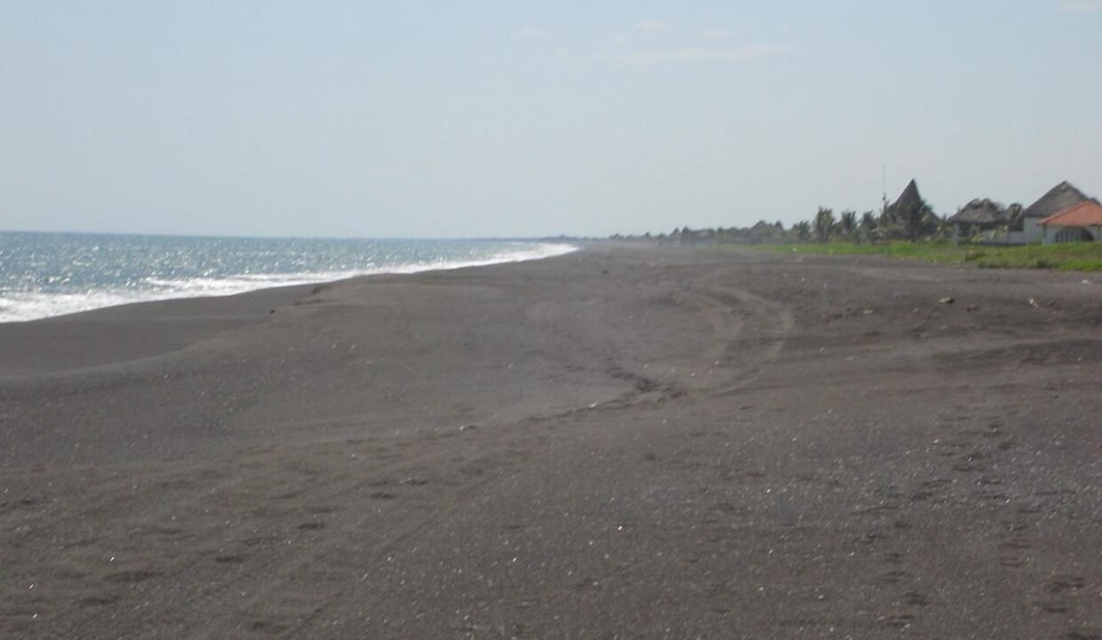 Terreno en Monterrico Km 143 Aldea el Banco (10)