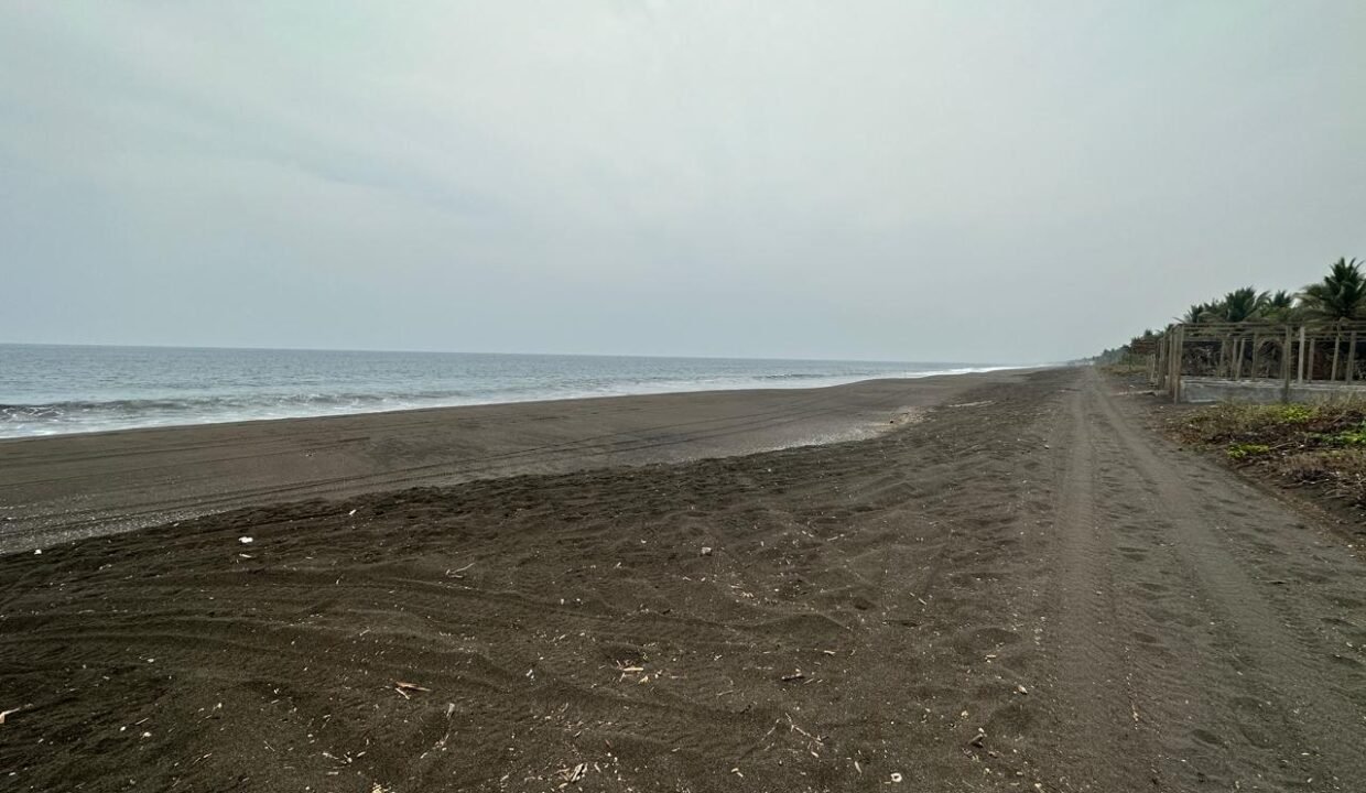 Terreno en Monterrico Km 143 Aldea el Banco (8)