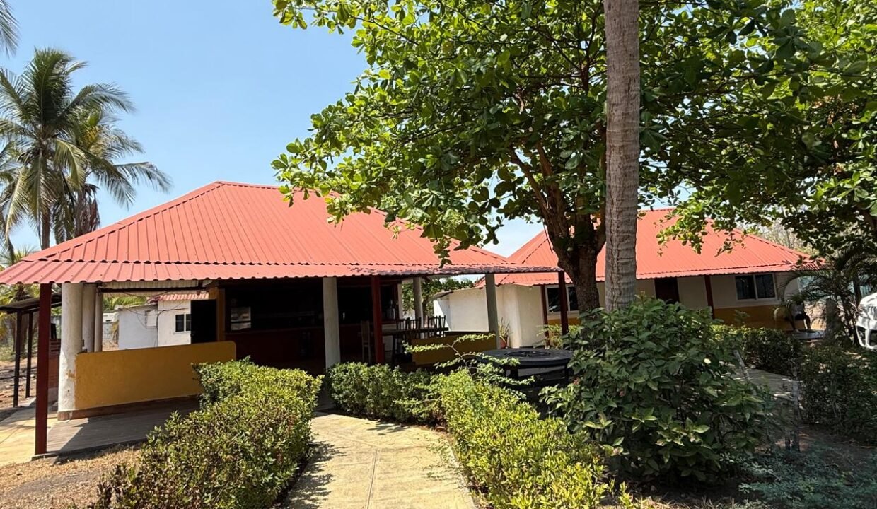 Casa en Monterrico KM 134 4 Bungalows con Amplio Jardín Ideal para Hotelito en Airbnb (15)