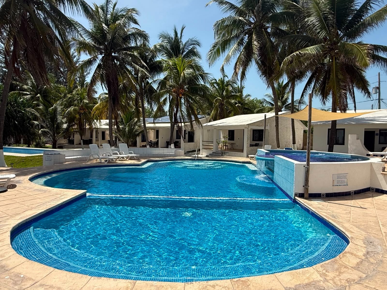 Hotel El Pantanal | Bungalows y Restaurante | Monterrico