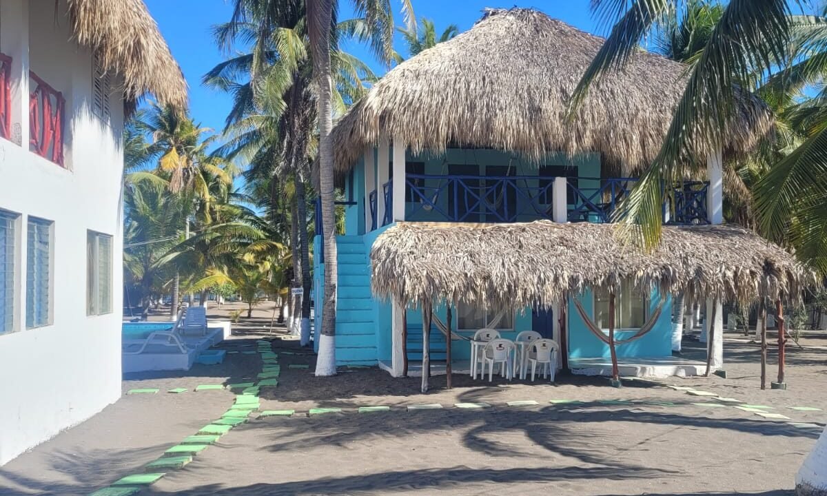 Casa en Las Lisas Frente al Mar Propiedad Multifamiliar con Piscina (1)