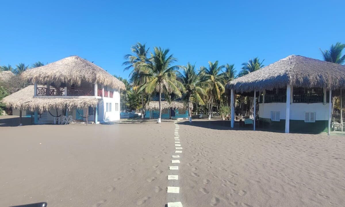 Casa en Las Lisas Frente al Mar Propiedad Multifamiliar con Piscina (11)