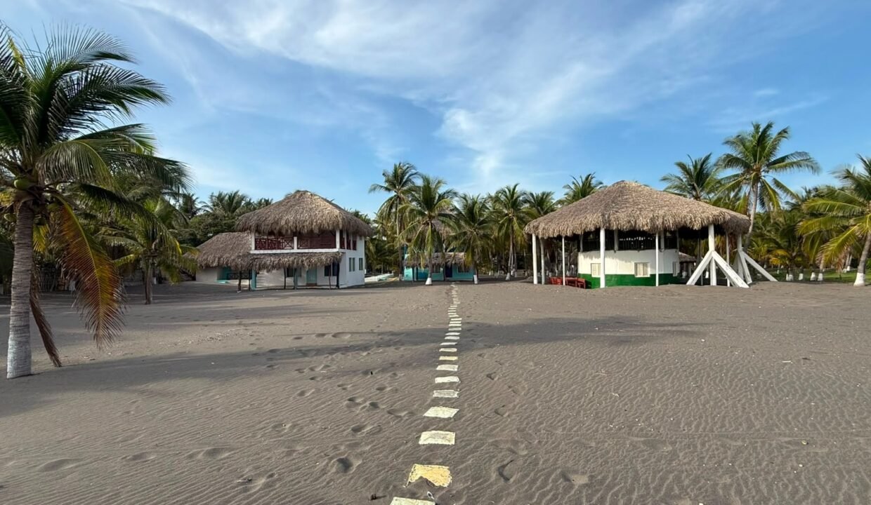Casa en Las Lisas Frente al Mar Propiedad Multifamiliar con Piscina (21)