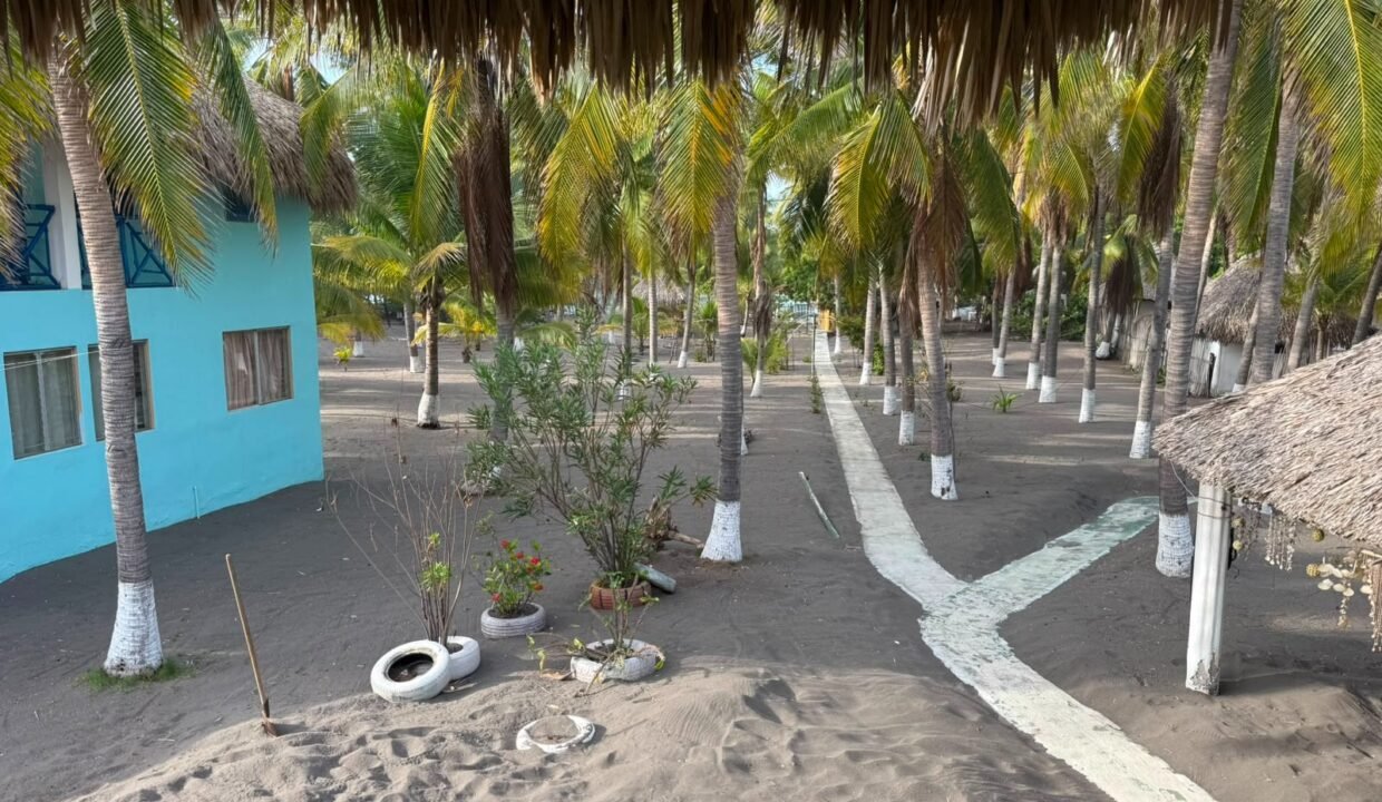 Casa en Las Lisas Frente al Mar Propiedad Multifamiliar con Piscina (23)