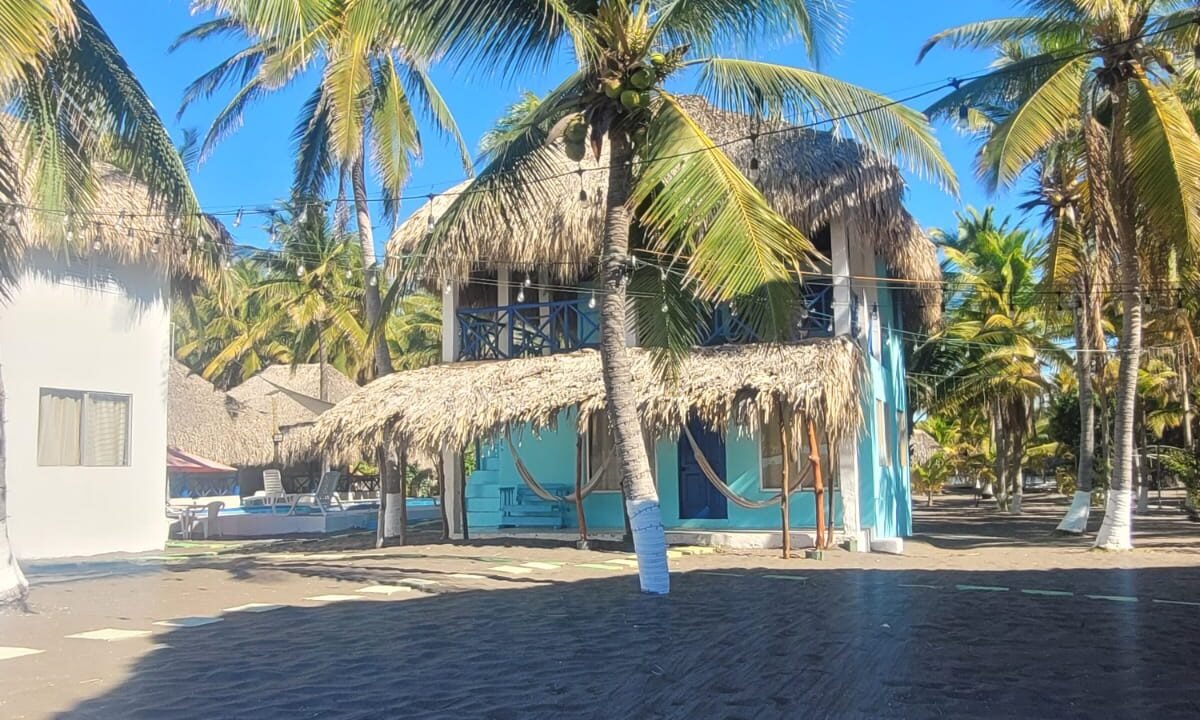Casa en Las Lisas Frente al Mar Propiedad Multifamiliar con Piscina (25)