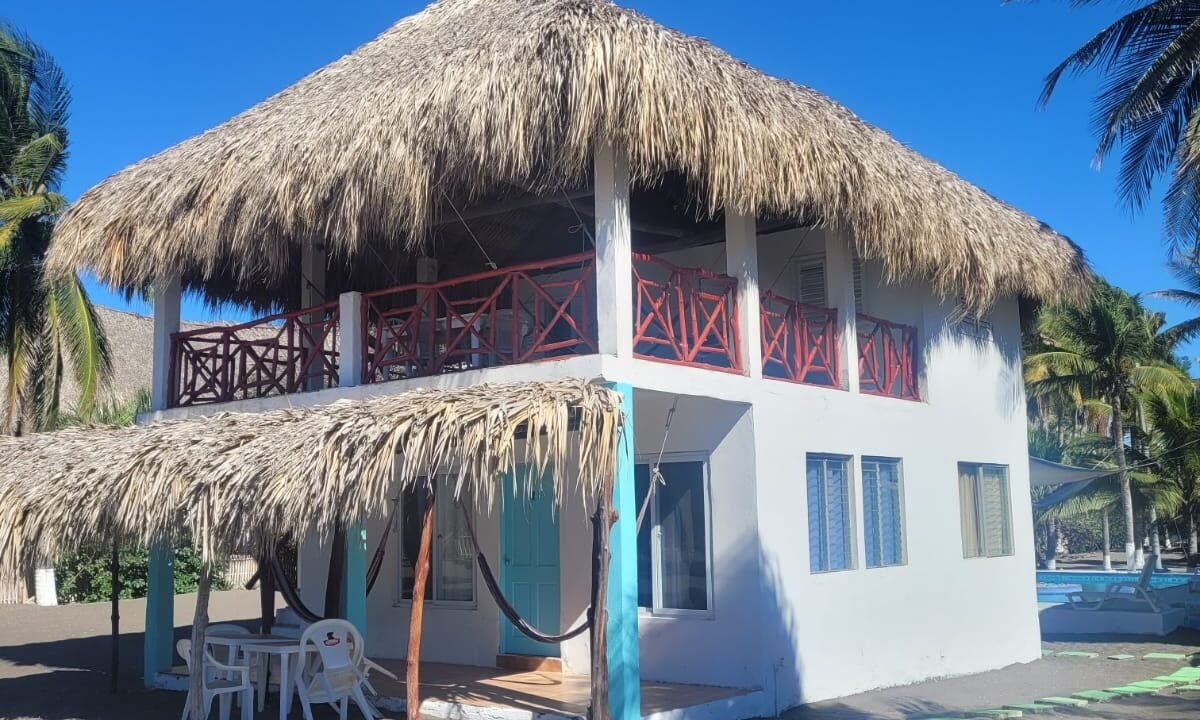 Casa en Las Lisas Frente al Mar Propiedad Multifamiliar con Piscina (3)