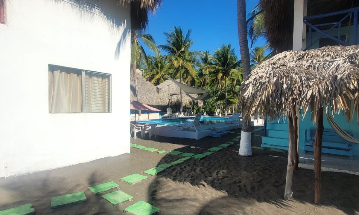 Casa en Las Lisas Frente al Mar Propiedad Multifamiliar con Piscina (4)