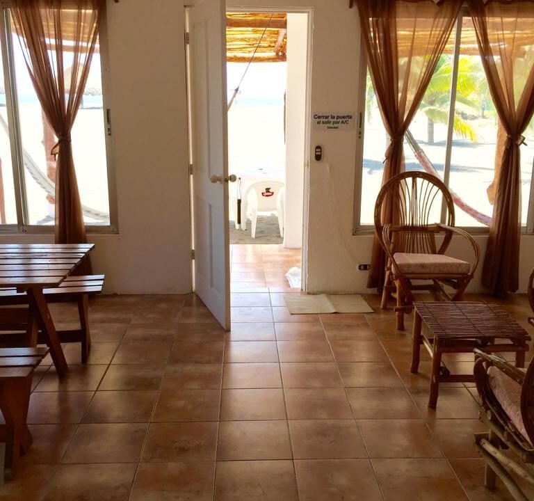 Casa en Las Lisas Frente al Mar Propiedad Multifamiliar con Piscina (9)