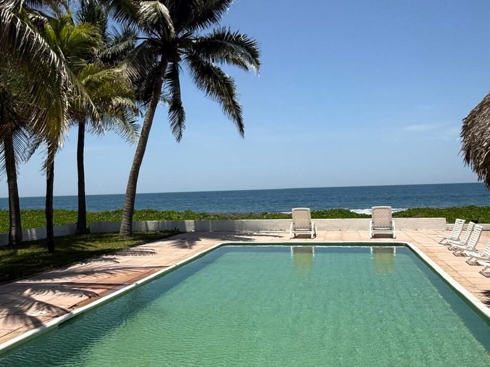 Casa en Monterrico Frente al Mar Piscina con Vista al Mar (13)