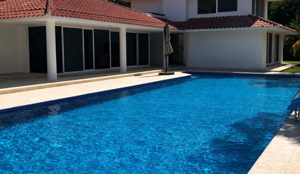 Casa en Punta Vela Terreno de Esquina, Rodeado de Canal Principal (1)