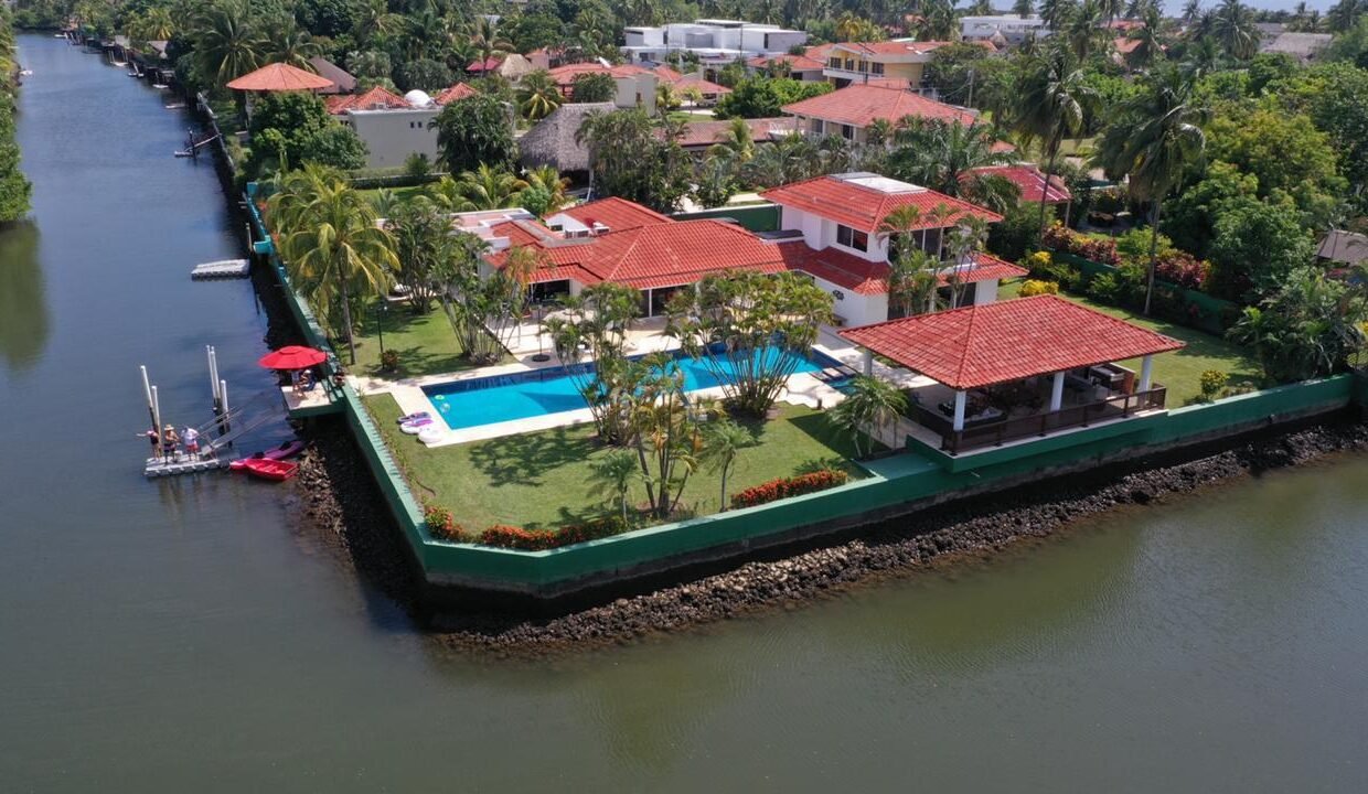 Casa en Punta Vela Terreno de Esquina, Rodeado de Canal Principal (2)