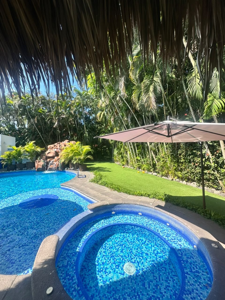 Casa en All Seasons | Piscina Propia con Lagartera y Jacuzzi - Image 3